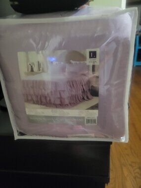 Queen ruffled bedspread set